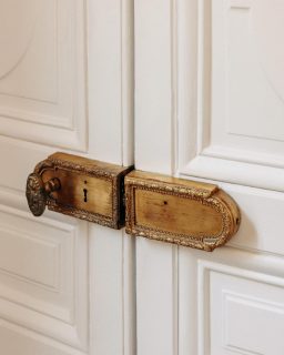 —- Porte —- 
Sur le projet FORT, il me tenait à cœur de réutiliser ces magnifiques poignées et serrures anciennes. Elles ont été soigneusement décapées à la main puis réinstallées. Qu’en pensez-vous ? 
#decorationinterieur #decoration #deco #decoaddict #decor #office #officedesign #renovation #officedecoration #rouenlemag #avantapres #architectedinterieur #decoratricedinterieur #decoratrice #avantaprès #lamaisonrouennaise #architecteinterieurrouen #renovationmaison #rouen #paris #architectedinterieurrouen #bureaux #officedesign #salleamanger #avantaprestravaux #avantapres #projet #office #mairiederouen