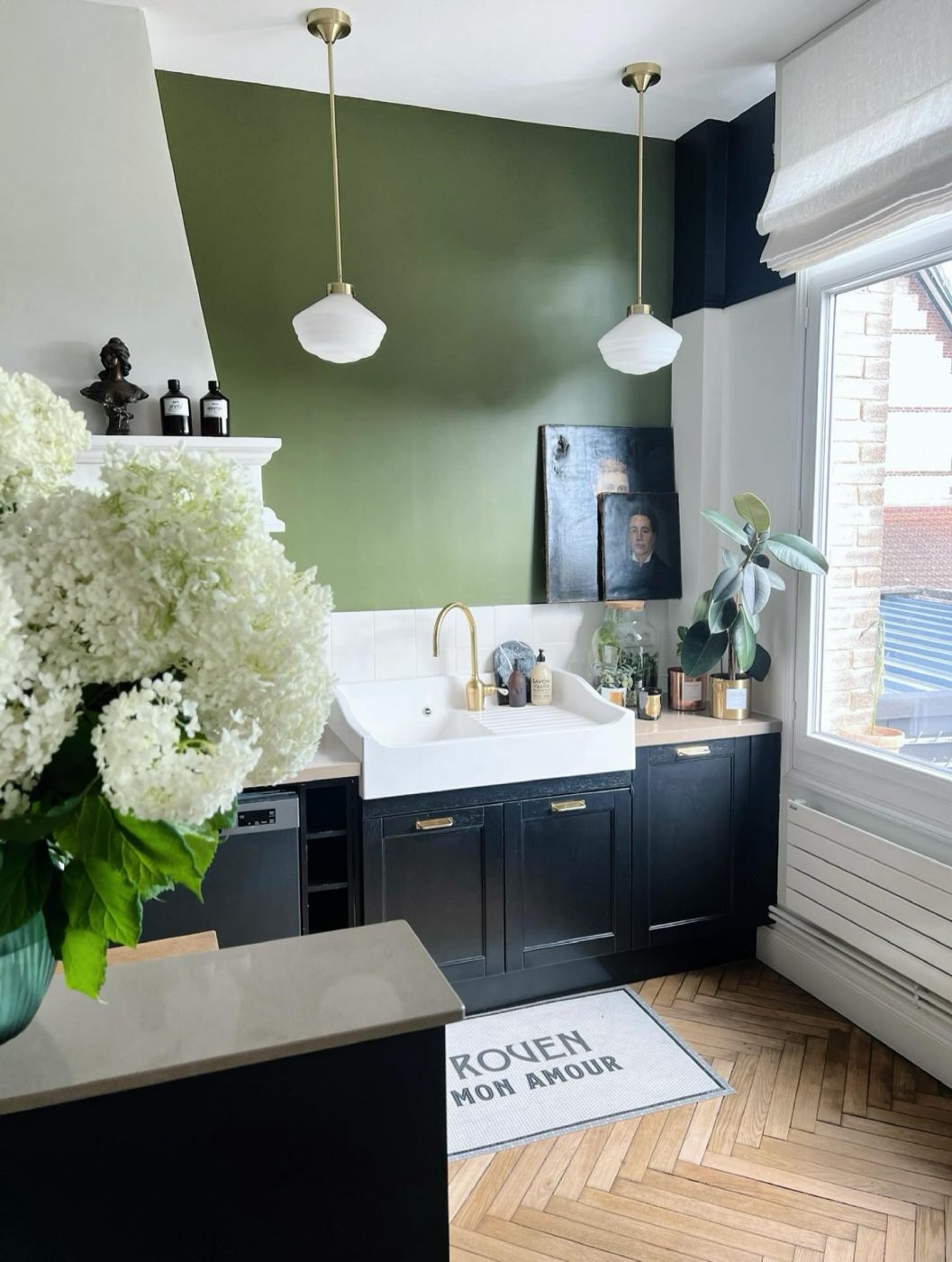 —- Rentrée —- 
Remettre tout au carré dans la maison afin que tout soit prêt pour la rentrée 🥰 Il ne restera plus que la chambre de notre fille en chantier mais on s’y attelle ! Et vous, êtes-vous comme moi à vouloir tout bien ranger pour la reprise ? Bon week-end à tous 🤍 
#decorationinterieur #decoration #deco #decoaddict #decor #homesweethome #home #renovation #myhome #rouenlemag #renovationmaison #architectedinterieur #decoratricedinterieur #decoratrice #homestaging #madecoamoi #architecteinterieurrouen #renovationmaison #rouen #paris #architectedinterieurrouen #maisondemaitre #avantapres #renovation #avantaprestravaux #kitchendesign #mamaison #kitchen #cuisine