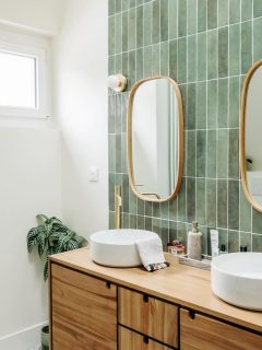 —- Salle de bain —-
Je commence la semaine en vous partageant les photos de cette salle de bain. Un long chemin parcouru car nous avons découvert pendant le chantier un champignon s’apparentant à de la mérule. Après prélèvement et analyse au laboratoire, nous avons été soulagés de savoir que cela n’en était pas. En revanche, la charpente côté nord tellement endommagée a dû être refaite complètement. Ce n’était pas du tout prévu, les entreprises ont su adapter leur planning en fonction de ces contraintes. Merci aux clients pour leur confiance et aux entreprises pour leur professionnalisme. Je vous laisse parcourir les photos pour découvrir les différentes étapes 😊 Belle journée !
#decorationinterieur #architectedinterieur #deco #decoaddict #avantaprestravaux @liliinwonderland crédit photos