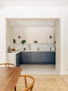 —- Agencer —-
La force de La Maison Rouennaise est de réaménager vos espaces. Je ne les décore pas seulement, je réagence les pièces, je change les circulations pour que cela soit plus fluide et plus pratique au quotidien. Sur le projet MASS, nous avions une pièce aveugle qui n’avait aucune fonctionnalité. En réfléchissant autrement l’entrée et en ouvrant 2 murs porteurs, nous avons créé une vraie pièce de vie avec une cuisine attenante ce qui n’était pas le cas à l’origine. Cela nous a permis de dégager l’espace de l’ancienne cuisine pour en faire une chambre d’amis avec sa petite salle de douche.
#decorationinterieur #architectedinterieur #deco #decoaddict #avantaprestravaux @liliinwonderland crédit photos