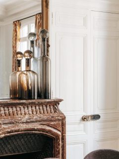 —- Cheminées —-
Travaillant principalement dans l’ancien, la cheminée est un élément récurrent qui structure l’espace et impose son rythme. Élément central, elle donne l’échelle, le caractère et l’équilibre de la pièce.
Mon approche consiste à la mettre en valeur, à l’intégrer avec justesse, et à faire dialoguer patrimoine et lignes contemporaines via les couleurs et les aménagements autour de celle-ci.
#interiordesign #architectedinterieur #renovation #interior #homedecor @liliinwonderland crédit photos