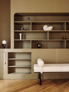 Avant / Après : même meuble, mais nouvelle histoire. Ré-enduit, repeint, intégré dans une palette retravaillée — et toute la perception de la pièce change. Comme quoi, sans tout démolir, le bon traitement de surface et le bon jeu de couleurs peuvent complètement transformer l’ambiance.
#avantapres #renovationinterieure #relooking #jeudecouleurs #architectureinterieure