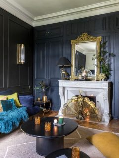 Se replonger dans les photos de notre toute première visite de notre maison…
Et mesurer le chemin parcouru.
Aujourd’hui, ce salon n’a plus rien à voir avec ce que nous avons découvert à l’époque.
Il a été repensé, transformé, affiné dans les moindres détails.
Surtout, il nous ressemble.
On s’y sent bien, vraiment bien.
Comme une évidence.
Parce qu’un intérieur réussi, ce n’est pas seulement une question d’esthétique,
c’est une histoire de sensations, de vécu, et d’émotions. Etes-vous d’accord sur le fait qu’un intérieur beau mais qui ne nous ressemble pas, ne nous procure pas les mêmes émotions ? #home #interiordesign #decorationinterieur #homedecor #avantapres stylisme photo : marie maud levron / photographe : Cécile perinet Lhermitte