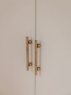 J’accorde une importance particulière aux poignées.
Ce sont elles que l’on touche chaque jour, sans y penser, mais qui donnent immédiatement la sensation d’un lieu.
Leur matière, leur dessin, leur prise en main racontent beaucoup d’un intérieur.
C’est souvent dans ces choix discrets que je reconnais un projet juste, pensé dans le détail et dans la durée.
#poignees
#architectureinterieur
#designinterieur
#amenagementinterieur
#interieurelegant