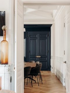 J’aime quand un lieu raconte quelque chose dès qu’on y entre. 
Pas juste une belle pièce, mais une vraie continuité.

Ici, l’idée n’était pas d’en faire trop. 
Mais de respecter l’existant, de travailler les volumes, 
de laisser les perspectives s’installer naturellement.

Chaque choix a été fait pour créer un équilibre : 
le clair, le sombre, le bois, les détails. 
Même ce qu’on remarque à peine compte — 
une poignée, une quincaillerie, une ligne dans le plafond.

C’est souvent là que tout se joue. 
Dans ce qu’on ne voit pas tout de suite, 
mais qu’on ressent immédiatement.

Un projet pensé dans sa globalité, 
pour un lieu qui reste juste, cohérent, et vivant.

#architectureinterieure #interiorarchitecture #designintemporel #detailarchitecture #interiorinspiration