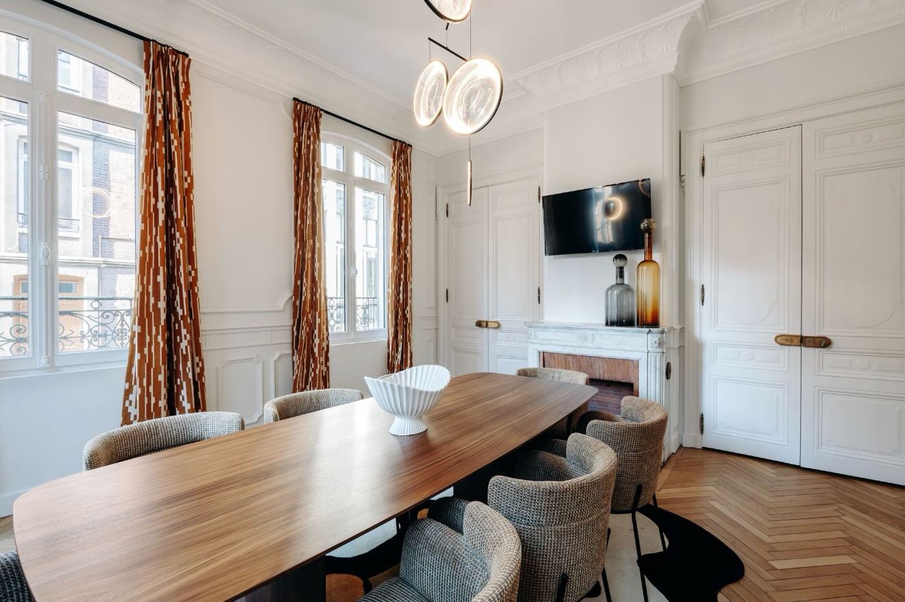 Transformer sans effacer.
Dans cet ancien hôtel particulier reconverti en bureaux, cette salle de réunion s’inscrit dans le respect de l’architecture d’origine : moulures, parquet en point de Hongrie et volumes généreux.
Le mobilier contemporain et les matières naturelles viennent structurer l’espace, au service d’un usage professionnel sobre et intemporel.

—
Projet de rénovation & architecture intérieure
Ancien hôtel particulier • salle de réunion
📍 Rouen

#architectureinterieure
#interiordesignfrance
#architecturetertiaire
#renovationinterieure
#designinterieur