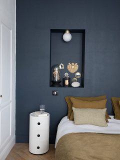 Nous avons emménagé dans cette maison ici il y a 7 ans. Aujourd’hui, je me replonge dans les premières photos après notre arrivée. 

Nous avons refait la salle de bain, ouvert une fenêtre vers notre chambre pour plus de luminosité mais 
Cette chambre était déjà comme ça.
La tête de lit existait, la structure aussi.

À l’époque, nous avons simplement repeint,
posé nos objets,
apporté un peu de nous
pour rendre l’espace plus personnel
et pouvoir nous concentrer sur d’autres pièces de la maison.

Aujourd’hui, j’ai envie de prendre le temps.
De me poser.
D’aller voir ce qu’il y a vraiment derrière cette tête de lit, de réfléchir à ce qu’elle pourrait devenir. 

On sait qu’il y a quelque part un conduit de cheminée.
Une contrainte, une histoire, une structure existante.

Et peut-être surtout,
une opportunité de repenser cet espace autrement,
pour imaginer un aménagement
qui nous ressemble vraiment.

Vous êtes plutôt du genre à conserver l’existant,
ou à révéler ce qu’il cache ?

#lamaisonrouennaise #architectureinterieure #interieurapaisant #renovationinterieure #projetdeco