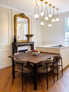 Une cuisine pensée comme un véritable lieu de vie.

Les volumes ont été travaillés pour créer un équilibre entre fonctionnalité et élégance.
Le bois apporte de la profondeur, le marbre capte la lumière,
et les suspensions structurent l’espace sans jamais l’alourdir.

Un projet conçu dans le détail,
avec une attention particulière portée aux matières, aux proportions
et à la cohérence d’ensemble afin que ce soit esthétique mais surtout pratique au quotidien. 

#architectureinterieure #designinterieur #cuisineinspiration #interieurdesign #homedesign