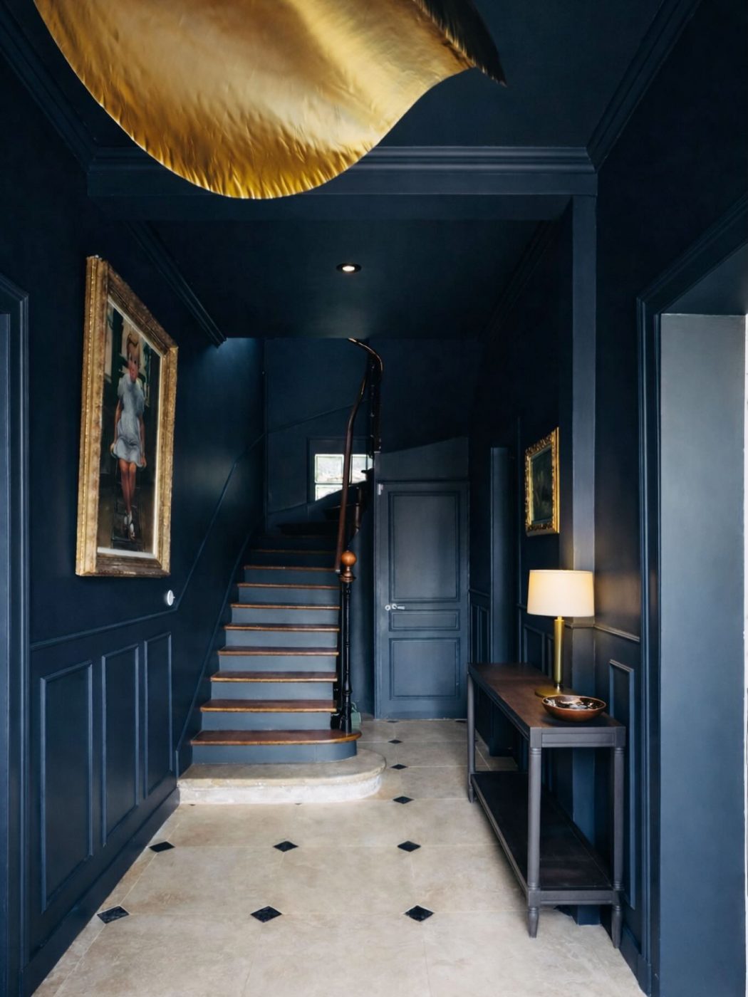 On pense souvent que les teintes foncées rétrécissent l’espace.
En réalité, elles lui donnent une présence.
Dans cette entrée, haute sous plafond, la couleur vient ancrer les volumes et révéler l’architecture d’origine.
Le bleu profond structure les circulations et accompagne le regard dès les premiers pas.
Le sol en pierre et cabochon semble avoir toujours été là, comme une évidence, en dialogue avec l’histoire du lieu.
Des choix assumés, jamais décoratifs, pensés pour redonner du caractère et du sens à une maison longtemps endormie.
#architectureinterieure
#architectedinterieur
#architectureancienne
#renovationdecaractere
#interieurchic