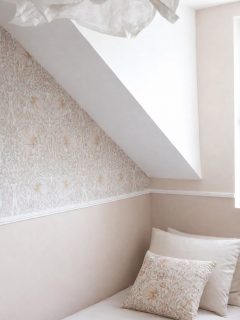 Le choix d’un revêtement mural est souvent le point de départ d’un projet d’architecture d’intérieur.
Papier peint, motif, texture ou matière : le mur structure l’espace, révèle les volumes et donne une identité durable à un lieu.
Dans mes projets, je privilégie des maisons d’édition qui travaillent le dessin avec finesse,
des palettes subtiles et une véritable exigence de fabrication,
capables de dialoguer aussi bien avec l’ancien qu’avec des intérieurs plus contemporains.
Voici une sélection personnelle de marques de revêtements muraux,
choisis pour créer des intérieurs de caractère, élégants et intemporels.
—
Swipez pour découvrir cette sélection.
Et si vous aimez ce regard sur la matière et l’architecture, pensez à vous abonner.
#architectureinterieure
#papierpeint
#revêtementmural
#decorationhautdegamme
#lamaisonrouennaise