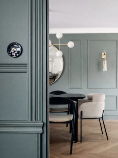 On parle souvent des volumes et des matières.
Mais ce sont les détails qui font vraiment la différence.

Les interrupteurs, les appareillages,
pensés comme un élément à part entière du projet,
au même titre que les couleurs ou les lignes.

Parce qu’un intérieur réussi
se joue aussi dans ce que l’on touche au quotidien.

#architectureinterieure #designinterieur #interieurinspiration #detailsdesign #interieurhautdegamme