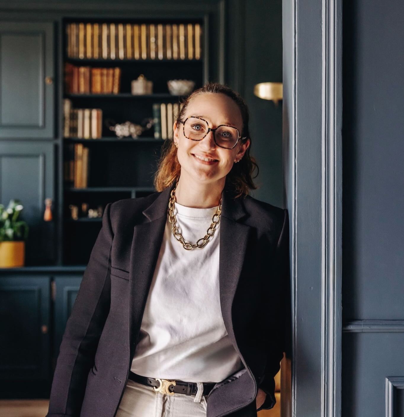 J’aime partir de l’existant.
Prendre le temps de comprendre un lieu, sa lumière, ses volumes, son histoire.
Mon approche en architecture d’intérieure consiste à révéler le potentiel d’un espace, sans le dénaturer, en travaillant les matières, les lignes et les usages.
Je conçois des projets sur mesure, pensés pour durer, où l’élégance et le confort trouvent un équilibre naturel.
Des intérieurs intemporels, conçus avec attention, pour être vécus au quotidien
#architectureinterieure
#interieurchic
#projetssurmesure
#interieursintemporels
#lamaisonrouennaise