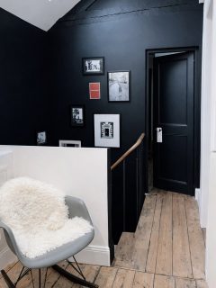 Parfois,
il ne s’agit pas de transformer.

Mais de révéler.

Assombrir pour faire ressortir la lumière.
Calmer pour laisser parler les matières.

Et donner du caractère
aux espaces que l’on traverse
sans toujours les regarder.

Et vous, accordez-vous autant d’importance aux lieux de passage ?

#architectureinterieure
#maisonancienne
#renovationhautdegamme
#decorationintemporelle
#lamaisonrouennaise