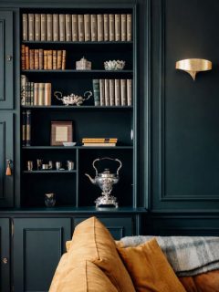 Révéler plutôt que transformer.
Cette bibliothèque existait déjà.
Elle a simplement retrouvé sa justesse :
une teinte plus profonde,
des détails restaurés,
une présence affirmée.
Ici, l’architecture intérieure ne cherche pas l’effet.
Elle installe une atmosphère durable, silencieuse,
pensée pour traverser le temps.
#architectureinterieure #interieurdecaractere #decorationhautdegamme #interieurintemporel #interiorsinspiration