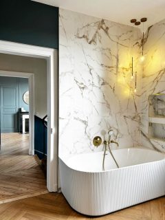 Dans les lieux chargés d’histoire, le contraste est une prise de position.
Ici, le marbre graphique dialogue avec le parquet ancien,
le laiton réchauffe la minéralité,
et la baignoire devient presque une sculpture.
On ne rénove pas pour moderniser.
On révèle pour sublimer.
Vous seriez plutôt bain long à la lumière tamisée…
ou douche rapide et efficace ?
—
#architectureinterieure
#renovationpatrimoine
#interiordesign
#luxuryinteriors
#bathroomdesign