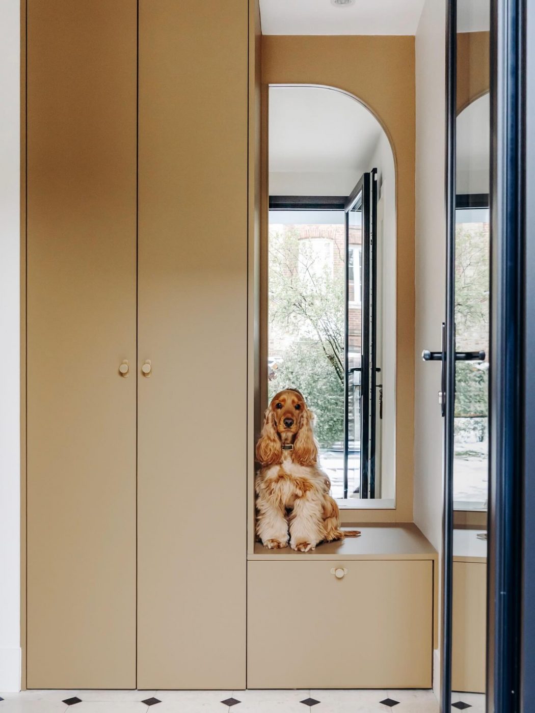 Penser l’entrée comme une pièce à part entière.
Dans un projet de rénovation, elle structure la première impression.
Elle accueille, organise, donne le rythme de la maison.
Ici, le meuble sur-mesure optimise chaque centimètre :
rangements intégrés, assise discrète, teinte chaleureuse en dialogue avec le reste du projet.
Fonction et esthétique ne s’opposent jamais.
Elles se répondent.
Et lorsque l’équilibre est juste…
il semblerait que même les animaux de compagnie s’y sentent immédiatement chez eux 🐾
—
#architectureinterieure
#amenagementsurmesure
#renovationhautdegamme
#architectedinterieur
#meublesurmesure