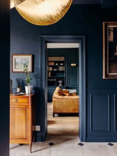 Et si la couleur devenait l’architecture ?
Il suffit parfois de franchir une porte pour changer totalement d’atmosphère.
Un vert profond qui structure l’espace.
Des moulures anciennes révélées plutôt qu’effacées.
Un velours camel qui réchauffe et équilibre l’ensemble.
Ici, la couleur n’est pas un décor.
Elle est un parti pris.
Elle souligne les volumes,
elle capte la lumière,
elle donne du caractère sans jamais alourdir.
Créer une pièce enveloppante, c’est assumer une identité forte.
Et laisser l’émotion faire le reste.
Vous oseriez un salon aussi affirmé chez vous ?
#architectedinterieur
#architectureinterieure
#renovationhautdegamme
#maisondecaractere
#interiorarchitecture