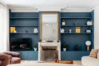 Chaque nouveau rythme mérite un lieu qui s’adapte.
Un espace qui accueille, qui structure,
et qui apporte immédiatement une sensation d’équilibre.
Ici, le sur-mesure ne sert pas seulement à ranger.
Il encadre la pièce, souligne la cheminée
et installe une atmosphère dès les premiers instants.
Un aménagement pensé pour être utile…
mais surtout pour donner le ton.
Parce qu’un intérieur réussi accompagne le quotidien,
quel que soit le moment de l’année.
#interiordesign
#homedecor
#surmesure
#amenagementinterieur
#architectedinterieur