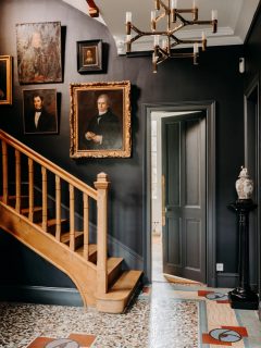 L’entrée d’une maison donne toujours le ton.

Ici, l’escalier en bois blond, les murs profonds et les portraits anciens créent une atmosphère presque hors du temps.

Un dialogue entre patrimoine et regard contemporain.

—
La Maison Rouennaise

#lamaisonrouennaise
#architectureinterieure
#renovationpatrimoine
#maisondecaractere
#interiordesignfrance
decochic