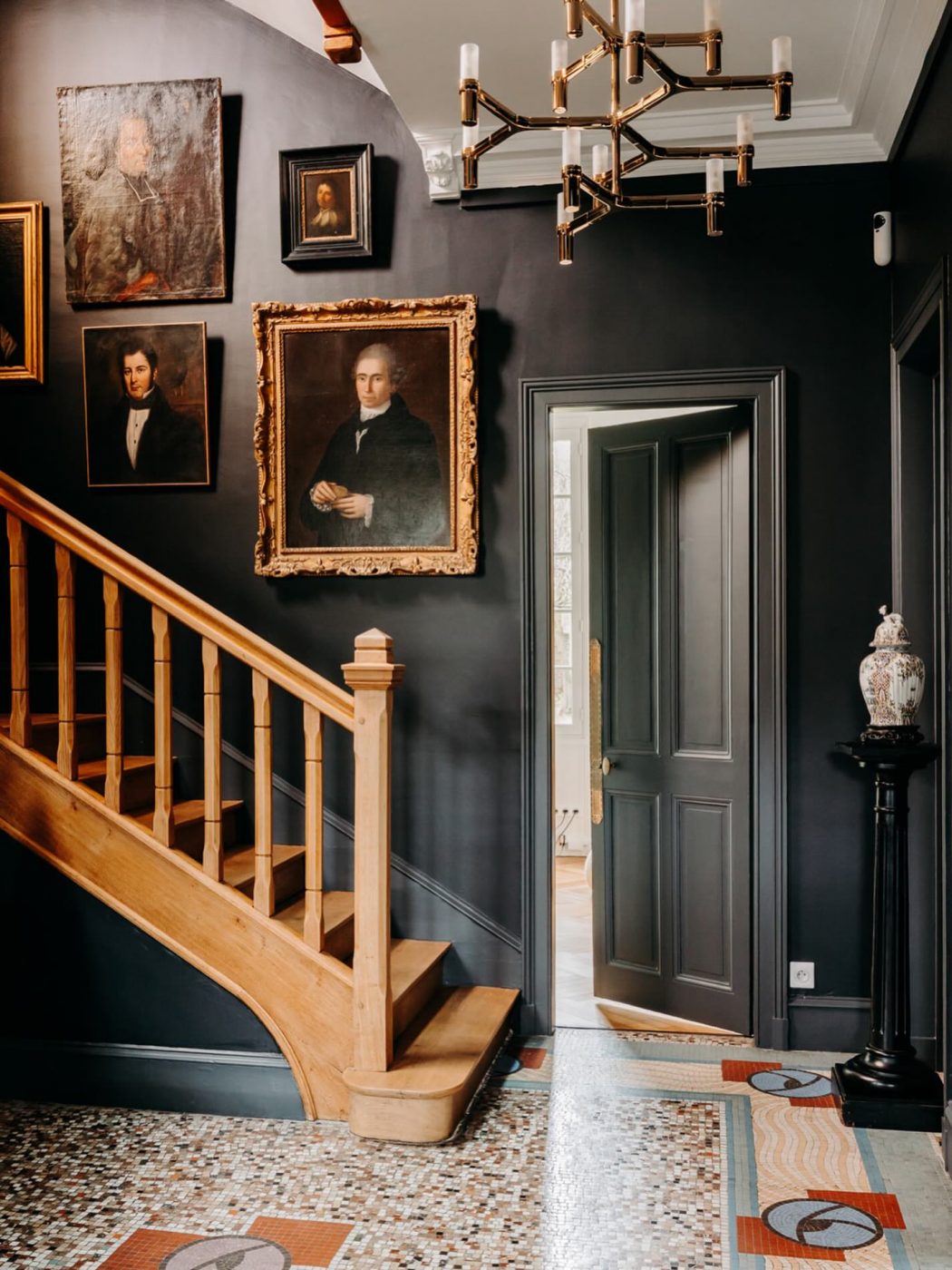 L’entrée d’une maison donne toujours le ton.

Ici, l’escalier en bois blond, les murs profonds et les portraits anciens créent une atmosphère presque hors du temps.

Un dialogue entre patrimoine et regard contemporain.

—
La Maison Rouennaise

#lamaisonrouennaise
#architectureinterieure
#renovationpatrimoine
#maisondecaractere
#interiordesignfrance
decochic
