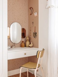 Les premières images de la chambre de ma fille ✨

Pour cette pièce, j’avais envie de créer un univers à la fois doux, chaleureux et un peu audacieux.
Le parti pris décoratif a été d’oser l’association de deux papiers peints à motifs : un imprimé léopard aux tonalités chaleureuses et un papier rayé qui vient structurer l’alcôve.

Le mélange crée un jeu de textures et de rythmes qui donne du caractère à l’espace, tout en restant délicat pour une chambre d’enfant.

J’aime imaginer ces petits coins comme des tableaux du quotidien :
quelques objets choisis, des touches dorées, un miroir, une chaise… et une atmosphère.

Et visiblement, quelqu’un a déjà adopté les lieux 🐾

#kidsroom 
#architecturedinterieur
#chambredenfant
#papierpeint
#interiordetails