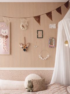 Qui a dit qu’une chambre d’enfant devait être sage ? 

Rayures caramel, motifs léopard, objets vintage et jouets remplis de souvenirs… 
Ici, chaque détail a été choisi pour créer un univers joyeux, doux et plein de caractère.

J’aime imaginer les chambres d’enfants comme des petits mondes à part : 
des lieux où l’on rêve, où l’on invente des histoires, et où chaque objet devient un souvenir.

Un mélange de motifs assumé, quelques pièces chinées, et beaucoup de douceur… 
la recette parfaite pour une chambre qui ne ressemble à aucune autre.

Et vous, vous êtes plutôt : 
rayures, léopard… ou les deux ? ✨

— 
Projet signé La Maison Rouennaise

#chambredenfant 
#decorationinterieur 
#interiordesign 
#renovationmaison 
#kidsroom