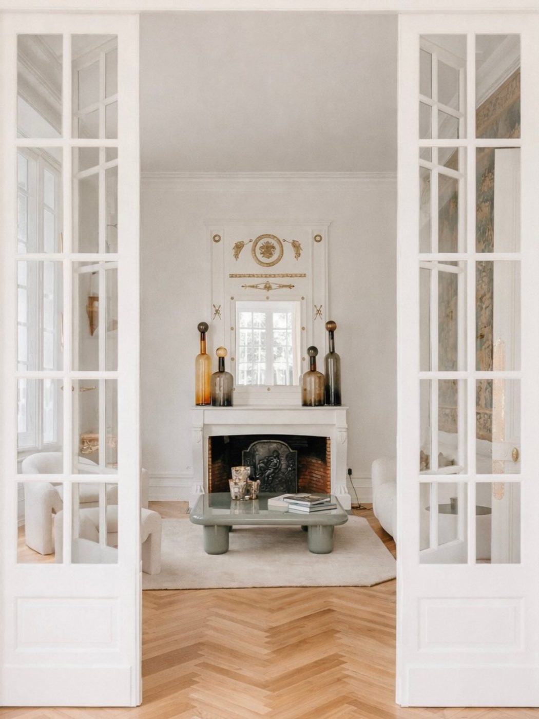 Entre deux portes, tout s’aligne.
La perspective, la lumière, les matières…
et ce point de vue parfaitement cadré qui attire le regard jusqu’à la cheminée.
Ici, le véritable enjeu était de mêler de nombreuses pièces anciennes et du mobilier de famille
avec une sélection plus actuelle, sans jamais déséquilibrer l’ensemble.
Un travail d’équilibre, pour créer un intérieur vivant,
ancré dans son histoire mais résolument d’aujourd’hui.
Vous aimez ce type de mélange ancien / contemporain ?
Très beau week-end à tous ✨
#architectureinterieure
#interieurdesign
#decohautdegamme
#homedecorideas
#avantaprès