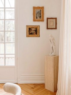 Suite du projet partagé hier, voici quelques détails …

Ici, tout se joue dans l’équilibre.

Le défi était de mêler des pièces anciennes et du mobilier de famille
à une sélection plus actuelle, sans jamais déséquilibrer l’ensemble.

Chaque élément a été pensé pour dialoguer avec l’existant,
respecter l’histoire du lieu… tout en l’ancrant dans le présent comme cette colonne en pierre de Mareuil que j’ai fait réaliser par @decomarbre. 

Un travail de précision, de passion, de patience où le détail devient essentiel. 

#architectureinterieure
#interieurdesign
#decohautdegamme
#decorationinterieure
#homedecor