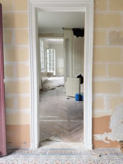 “Rien n’est encore prêt.
Mais tout est déjà en train de changer.”

Dans ces lieux anciens, je ne fais pas que rénover.
Je repense.

Circulations, lumière, usages.
On ouvre, on simplifie, on transforme.

Pour rendre ces architectures d’hier
pratiques, fluides
et parfaitement adaptées à nos vies d’aujourd’hui.

—

#renovation #architectureinterieure #chantier #avantapres #interiordesign