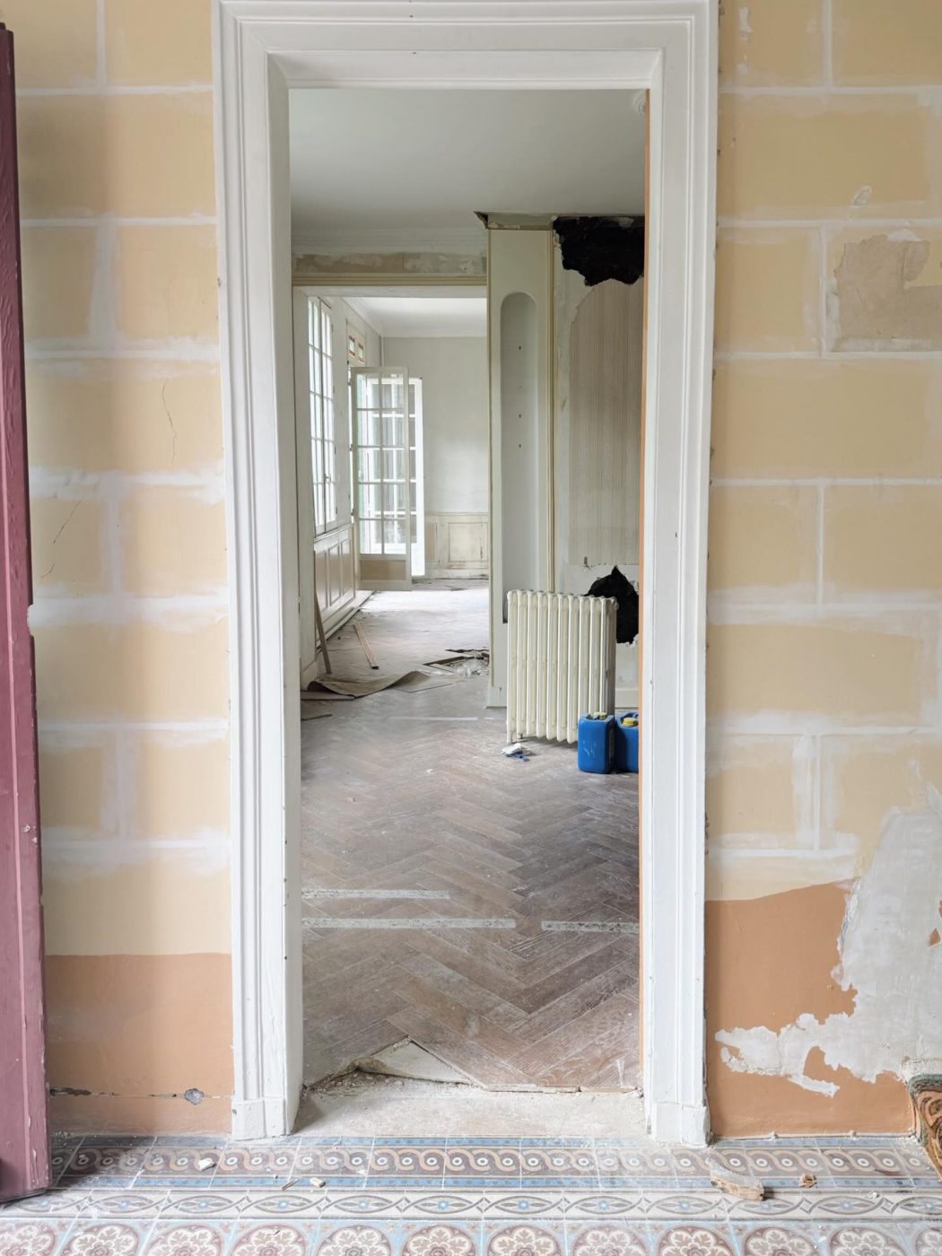 “Rien n’est encore prêt.
Mais tout est déjà en train de changer.”

Dans ces lieux anciens, je ne fais pas que rénover.
Je repense.

Circulations, lumière, usages.
On ouvre, on simplifie, on transforme.

Pour rendre ces architectures d’hier
pratiques, fluides
et parfaitement adaptées à nos vies d’aujourd’hui.

—

#renovation #architectureinterieure #chantier #avantapres #interiordesign