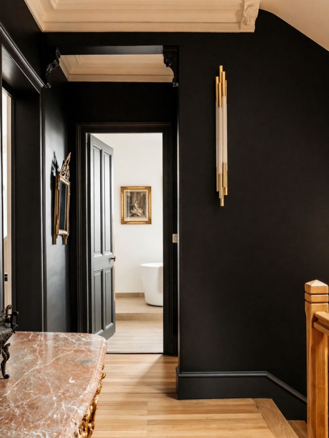 Jouer avec les contrastes pour révéler l’espace.

Ici, le foncé vient structurer, encadrer,
et surtout accentuer les perspectives.

Le regard est guidé, les volumes se lisent enfin.

Repenser une maison ancienne, c’est ça pour moi :
mettre en valeur l’existant, tout en l’adaptant à nos vies d’aujourd’hui.

⸻

#architectureinterieure #renovationmaison #interiordesignfrance #jeudelumiere #maisonancienne