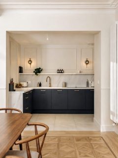 Transformer sans trahir.

Dans ces lieux, l’enjeu n’est pas d’ajouter,
mais de révéler.

Travailler les perspectives,
alléger les volumes,
et apporter juste ce qu’il faut de contraste pour structurer l’espace.

Rendre ces architectures anciennes compatibles avec nos usages d’aujourd’hui.
Simplement. Évidemment.

#architectureinterieure #renovationmaison #interiordesign #beforeafter #designminimaliste