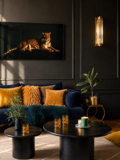 Mon salon, mon univers.

Des couleurs profondes, des matières généreuses, quelques touches de laiton, une lumière douce… et surtout des objets choisis au fil du temps, simplement parce qu’ils me plaisent.

Un intérieur très personnel : un peu théâtral, chaleureux, jamais trop sage.

Et finalement, c’est peut-être ça le vrai luxe : se sentir parfaitement bien chez soi. Découvrez le salon avant notre emménagement sur la 2eme photo. Quel univers vous ressemble le + ? 

#ArchitectureInterieure #DecorationInterieure #InteriorDesign #MaisonRouennaise #interior 

Notre salon lors de notre 1ere visite de la maison, avant achat.