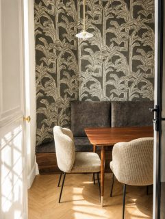 Les bureaux aussi méritent d’être pensés comme des lieux à vivre.

Pour cette salle de pause, nous avons volontairement quitté les codes traditionnels de l’aménagement tertiaire.

Une banquette dessinée sur mesure, des matières enveloppantes, un décor mural affirmé, du noyer et une lumière douce composent un espace à part, pensé pour offrir une véritable respiration dans la journée.

Parce qu’un environnement de travail ne se résume pas à sa fonction.
Il participe aussi à la façon dont on s’y sent.

La Maison Rouennaise
Architecture intérieure & décoration

#ArchitectureInterieure #DesignInterieur #AmenagementBureaux #DecorationInterieure #lamaisonrouennaise