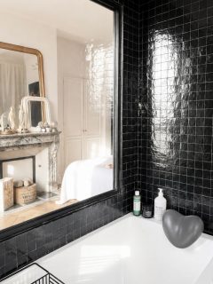 L’idée était de retrouver ici quelque chose que j’aime particulièrement dans les belles suites d’hôtel : cette sensation que la salle de bains et la chambre ne forment presque plus qu’un seul espace.

Mais dans l’existant, il a fallu trouver des astuces pour créer ce lien tout en apportant un maximum de lumière à la salle de bains.

Ouvrir les perspectives, faire circuler la lumière entre les deux pièces, conserver l’intimité nécessaire… et oser le zellige noir, dont les irrégularités et la brillance accrochent chaque reflet.

Un esprit hôtelier, oui, mais sans perdre le caractère et l’âme de la maison.

#InteriorDesign #HotelInspired #MasterSuite #BathroomDesign #frenchinteriors
