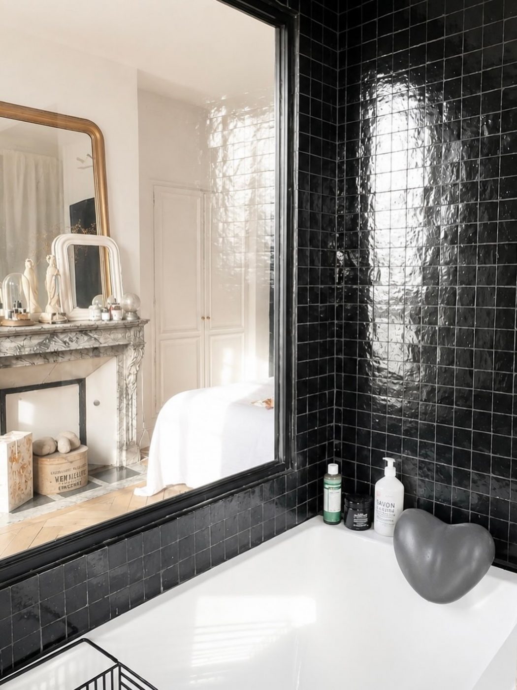 L’idée était de retrouver ici quelque chose que j’aime particulièrement dans les belles suites d’hôtel : cette sensation que la salle de bains et la chambre ne forment presque plus qu’un seul espace.

Mais dans l’existant, il a fallu trouver des astuces pour créer ce lien tout en apportant un maximum de lumière à la salle de bains.

Ouvrir les perspectives, faire circuler la lumière entre les deux pièces, conserver l’intimité nécessaire… et oser le zellige noir, dont les irrégularités et la brillance accrochent chaque reflet.

Un esprit hôtelier, oui, mais sans perdre le caractère et l’âme de la maison.

#InteriorDesign #HotelInspired #MasterSuite #BathroomDesign #frenchinteriors