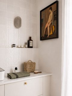 Des matières, des nuances, et juste ce qu’il faut de contraste.
Dans cette salle de bain, j’ai voulu une atmosphère douce et intemporelle : la lumière qui accroche les irrégularités du zellige, les tons naturels, quelques touches de laiton et des matières plus brutes pour réchauffer l’ensemble.
Et puis cette œuvre, qui vient casser la sagesse du blanc et donner toute sa personnalité à la pièce.
J’aime les intérieurs qui ne cherchent pas à être parfaits, mais qui racontent quelque chose.
#architectureinterieure #decorationinterieure #salledebain #interiordesign #inspirationdeco