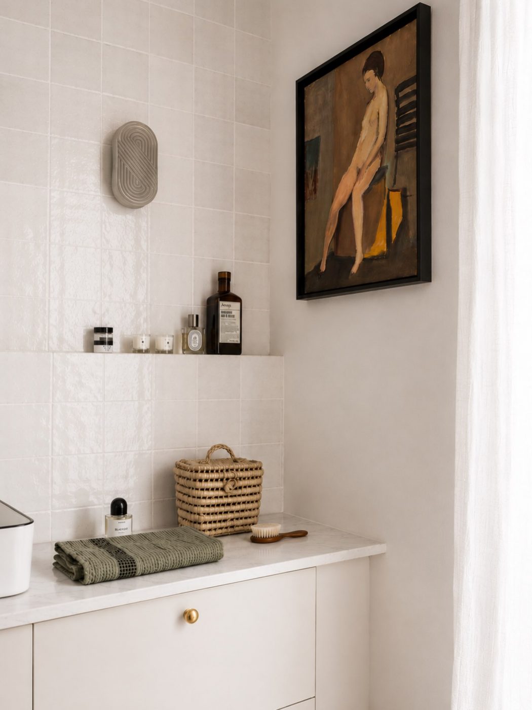 Des matières, des nuances, et juste ce qu’il faut de contraste.
Dans cette salle de bain, j’ai voulu une atmosphère douce et intemporelle : la lumière qui accroche les irrégularités du zellige, les tons naturels, quelques touches de laiton et des matières plus brutes pour réchauffer l’ensemble.
Et puis cette œuvre, qui vient casser la sagesse du blanc et donner toute sa personnalité à la pièce.
J’aime les intérieurs qui ne cherchent pas à être parfaits, mais qui racontent quelque chose.
#architectureinterieure #decorationinterieure #salledebain #interiordesign #inspirationdeco