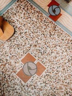 Tout part parfois du sol.

Une mosaïque que l’on préserve, un marbre que l’on assume, un parquet que l’on dessine, deux matières que l’on fait se rencontrer…

J’aime les sols qui ont du caractère. Ceux qui racontent déjà une histoire et ceux que l’on imagine pour en créer une nouvelle.

Et vous, lequel vous fait craquer ? 🤎

#ArchitectureInterieure #InteriorDesign #Renovation #DesignInterieur #inspirationinterieur 

Damier en marbre rosso levanto et pierre de Mareuil imaginé par l’agence. 

Grès cérame façon granito terrazzo noir et blanc dans salle de pause d’une entreprise d’ingénierie. 

Sol existant, poncé, vitrifié, magnifié 🤍

Pose d’un parquet contrecollé, baguette laiton, carreaux de ciment réalisés sur mesure pour ce projet. Les clients ont choisi leur motif et les couleurs chez l’artisan 🥰

Détails de parquet massif 

Le sol en mosaïque ancienne de l’entrée de la Maison Rouennaise qu’on aime tant 🤍