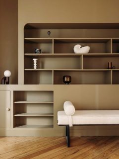 Il y a des lieux qui donnent immédiatement le ton… 🤎
Pour ce projet de bureaux installé dans un ancien hôtel particulier, nous avions surtout envie de conserver ce qui faisait son charme : les parquets marqués par le temps, l’escalier d’origine, les moulures, les beaux volumes…
Et venir doucement y glisser notre univers.
Des teintes enveloppantes, quelques pièces contemporaines, de belles matières et un travail de la lumière pour créer des bureaux chaleureux, élégants, presque comme une maison.
Parce qu’un lieu de travail peut aussi être un lieu dans lequel on se sent bien. ✨
#ArchitectureInterieure #DecorationInterieure #Renovation #HotelParticulier #interiordesign
L’escalier
Impossible de ne pas tomber sous le charme de cet escalier d’origine. 🤎
Nous avons choisi de le conserver tel qu’il est, avec ses marches patinées, ses petites imperfections et tout ce qui raconte l’histoire de cet ancien hôtel particulier.
Parce que parfois, le plus beau dans une rénovation, c’est justement ce que l’on décide de ne pas refaire.
J’aime beaucoup ces petits détails qui changent complètement l’atmosphère d’un lieu. ✨
Ici, un mur sombre et enveloppant, une applique comme un bijou et quelques matières plus douces pour réchauffer l’ensemble.
Un contraste assez simple, mais qui donne tout son caractère à cet espace
C’est aussi pour ça que j’aime travailler dans des lieux qui ont déjà une histoire. 🤎
Ces moulures, ces corniches, ces petits détails que l’on ne retrouverait jamais dans une construction neuve… nous avons choisi de les conserver et de les mettre en valeur.
L’ancien apporte ce supplément d’âme que j’aime tant dans un projet. ✨
