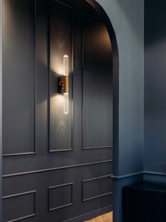 Oser le noir en architecture intérieure. 🖤
Pour ce passage, je voulais autre chose qu’une simple circulation.
Une arche pour redessiner le volume, des moulures pour lui donner du caractère et des touches de laiton qui viennent accrocher la lumière.
Le noir est souvent accusé d’assombrir un intérieur. Pourtant, lorsqu’il est associé à une vraie réflexion sur les volumes et l’éclairage, il peut faire exactement l’inverse : révéler l’architecture.
Et ce contraste avec le parquet ancien… 🤎
Vous oseriez un intérieur aussi sombre chez vous ?
#ArchitectureInterieure #InteriorDesign #InteriorArchitecture #DecorationInterieure #frenchinteriors