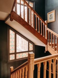 J’ai toujours aimé les maisons qui ont déjà quelque chose à raconter.

Ici, il n’était pas question d’effacer l’existant, encore moins de chercher à tout moderniser. Cet escalier, ses vitraux, le bois, les œuvres et portraits des propriétaires… tout cela faisait partie de l’histoire de la maison.

Mon travail a plutôt été de trouver ce qui allait les révéler.

Assumer des murs très sombres, créer du contraste, apporter quelques éléments plus contemporains… mais aussi trouver la juste place pour les tableaux de mes clients. Les sélectionner, les hiérarchiser, créer des dialogues entre eux et avec l’architecture, pour que l’ensemble semble avoir toujours été là.

C’est probablement ce que j’aime le plus dans mon métier : entrer dans une maison, comprendre ce qui mérite d’être conservé et lui inventer une nouvelle histoire… sans faire disparaître la précédente.

Et pour une fois, je suis passée de l’autre côté de l’objectif 🤍

#ArchitectureInterieure #DecorationInterieure #RenovationMaison #MaisonDeCaractere #interiordesign