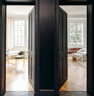 Ce que j’aime dans cette pièce, c’est qu’elle n’a pas eu besoin d’en faire trop.

De belles proportions, une lumière incroyable, un parquet ancien, des moulures, une cheminée… Notre travail a surtout été de trouver le juste équilibre entre tout ce qui était déjà là et ce que nous voulions y apporter.

Le vrai challenge a été de faire cohabiter le mobilier ancien des clients avec des pièces plus actuelles, sans que l’un prenne le dessus sur l’autre. Créer un dialogue entre les époques plutôt qu’une rupture.

Quelques lignes contemporaines, du velours vert, des touches de laiton et ce passage bleu profond qui change complètement la perception de l’espace.

Un intérieur qui garde son histoire, mais qui vit pleinement aujourd’hui.

Et vous, vous aimez mélanger mobilier ancien et contemporain ? 🤍

#ArchitectureInterieure #MaisonDeCaractere #RenovationHautDeGamme #DecorationInterieure #interieurcontemporain