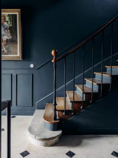 Révéler plutôt que remplacer.

Cet escalier était déjà là.
Ses courbes, son bois, sa rampe avaient traversé les années… mais l’espace qui l’entourait avait perdu son identité.

Nous avons choisi de conserver l’existant et de redessiner entièrement son écrin : une couleur profonde déployée du sol au plafond, des soubassements moulurés, un nouvel éclairage et quelques touches de laiton pour réchauffer l’ensemble.

Le hall, autrefois simple lieu de passage, devient alors une véritable pièce de la maison.

C’est aussi cela, rénover : ne pas forcément tout changer, mais savoir ce qui mérite d’être révélé.

Faites défiler pour découvrir l’avant. →

#architectureinterieure #renovationmaison #interiordesign #maisondedecoration #décorationintérieure