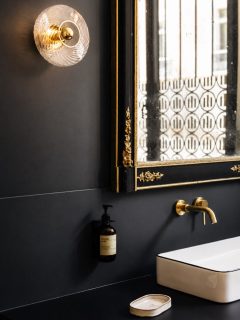 Les espaces professionnels méritent la même attention que les lieux que l’on habite.
Ici, les sanitaires d’une agence Allianz ont été pensés comme un véritable prolongement de son identité : un noir profond, un miroir ancien, quelques touches de laiton et une lumière soigneusement travaillée.
Parce que l’image d’une entreprise se construit aussi dans les espaces que l’on ne montre pas toujours.
Merci à nos clients professionnels pour leur confiance.
#architectureinterieure #amenagementprofessionnel #designinterieur #renovation #rouen