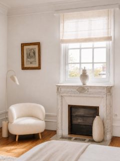 La simplicité peut être infiniment chic. 🤍
J’aime les intérieurs monochromes.
Des blancs, des écrus, quelques nuances de beige… et surtout des matières qui donnent envie de les toucher. Le velours, la bouclette, le marbre, le bois.
C’est souvent lorsque l’on réduit la palette que l’on commence vraiment à regarder les détails.
Pas besoin d’en faire beaucoup pour créer une atmosphère. Juste trouver le bon équilibre. Et je trouvais ça particulièrement judicieux dans cette chambre ayant une si belle lumière naturelle.
#ArchitectureInterieure #FrenchInteriors #QuietLuxury #InteriorDesign #timelessinterior