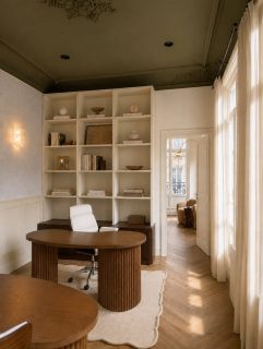 Ce plafond 💚
C’était peut-être le choix le plus osé de cette pièce… et certainement celui que j’aime le plus.
Ce vert profond pour révéler tous ses détails, et autour, volontairement, beaucoup de douceur : de l’écru, du noyer, du laiton…
Laisser l’ancien prendre toute sa place, tout en lui apportant une écriture plus contemporaine.
Tout ce que j’aime.
#architectureinterieure #maisonancienne #renovationmaison #interiordesign #décorationintérieure