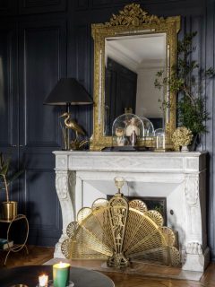 Elle était déjà belle. Et c’était justement le problème.
Rien n’était vraiment à jeter dans cette pièce.
Les boiseries étaient là. Le parquet était là. La cheminée était là.
Alors comment transformer profondément un intérieur sans lui enlever ce qui fait son charme ?
J’ai choisi une seule intervention forte : la couleur.
Un bleu très sombre, posé partout sur les boiseries, qui a complètement changé la lecture de la pièce.
Et puis sont venus le miroir doré, les touches de laiton, le mobilier, les matières, les objets chinés… jusqu’à obtenir cet intérieur beaucoup plus affirmé.
Quand je regarde l’avant aujourd’hui, ce qui m’amuse le plus, c’est que presque tout était déjà là.
Il fallait simplement le révéler autrement.
Et vous, vous préférez la douceur de l’avant ou le caractère de l’après ?
#ArchitectureInterieure #AvantApres #RenovationInterieure #DecorationMaison #maisonancienne