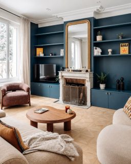Il y avait un parquet magnifique. Une cheminée. Un miroir. Et tout un salon à réinventer.
La photo 2 illustre peut-être mieux que n’importe quel discours mon travail d’architecte d’intérieur : partir de l’existant, identifier ce qui mérite d’être conservé, puis redessiner entièrement la pièce.
Ici, j’ai choisi de préserver la cheminée, le miroir et le parquet, puis de construire le projet autour d’eux.
Une bibliothèque dessinée sur mesure structure désormais tout le mur. Le bleu profond absorbe le téléviseur et met en valeur le marbre et le miroir ancien. Le mobilier, beaucoup plus doux, vient équilibrer l’ensemble.
Entre ces deux photos, il n’y a pas simplement de la décoration. Il y a tout le travail de conception qui transforme un lieu.
#architectureinterieure #architectedinterieur #avantapres #renovationinterieure #decorationinterieur